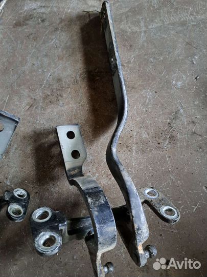 Петля крышки багажника на Porsche Cayenne