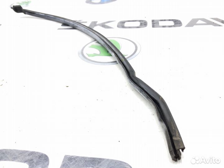 Уплотнитель двери задний правый Skoda Octavia A7