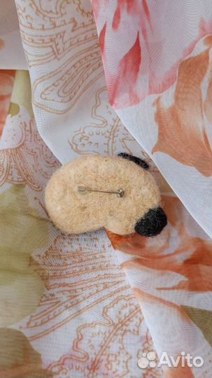 Брошка мопс из шерсти