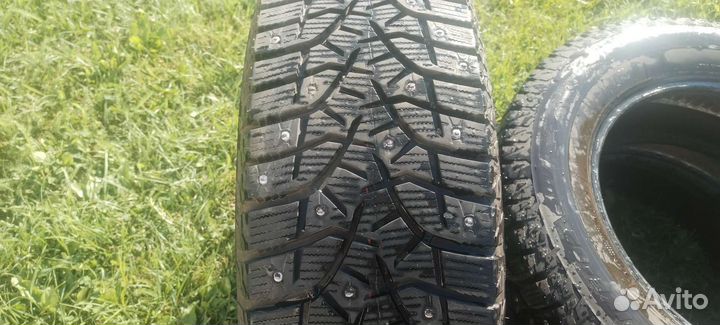 Bridgestone Blizzak Spike-02 SUV 215/65 R16