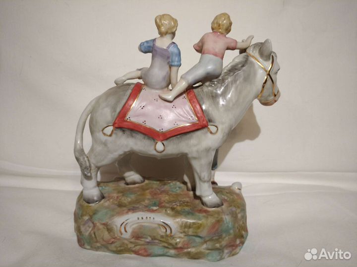 Фарфоровая статуэтка Дети на лошадке
