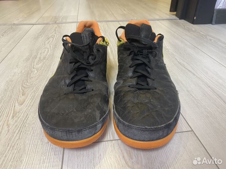 Продам футбольную обувь для зала (футзалки)