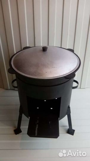 Казан чугунный с учагом (печью) и половником