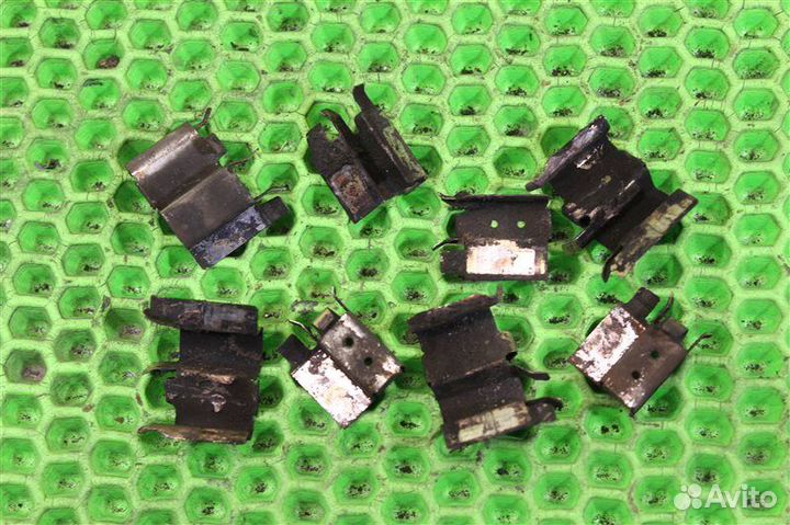 Прижимная пружина суппорта передняя Toyota Rav4