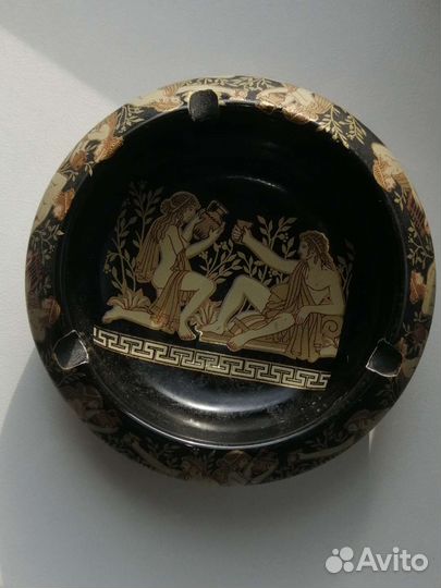 Пепельница и кувшины, Греция