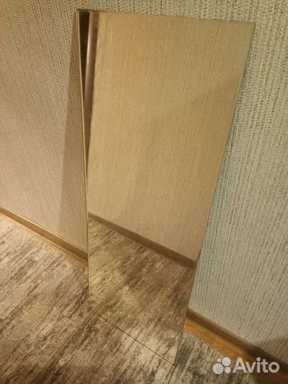 Зеркало с креплением на стену