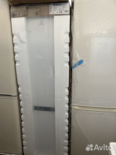 Холодильник indesit DS 4200 E бежевый,200см