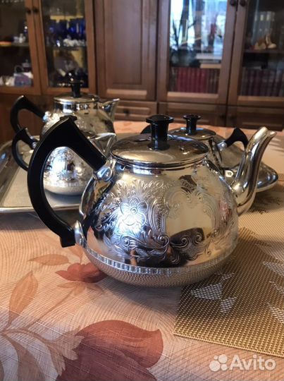 Набор посуды: 3 чайника, сахарница, поднос