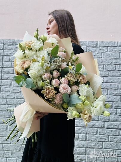 Букет с эустомой, розами и диантусами