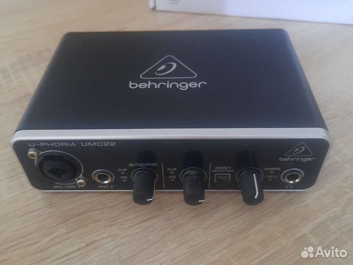 Звуковая карта Behringer UMC22
