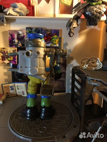 Леонардо с Бочкой для мутагена Черепашки ниндзя