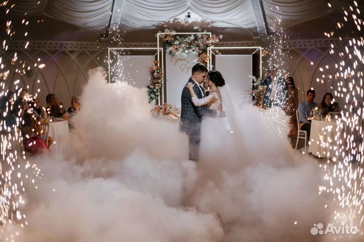 Тяжелый дым, холодные фонтаны, конфети