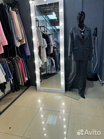 Шоурум, Магазин женской одежды в ТЦ