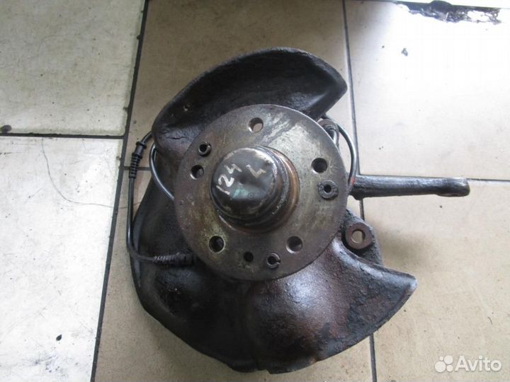 Кулак поворотный передний левый w124 E-class 60