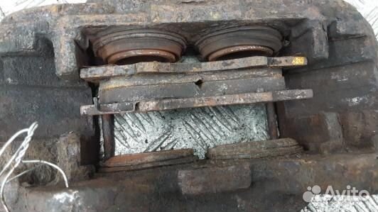 Суппорт тормозной передний правый toyota land crui