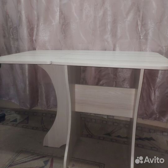 Детский письменный стол