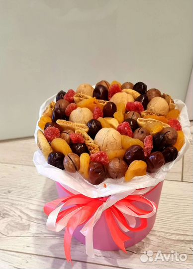 Букет из сухофруктов и орехов в шляпной коробке