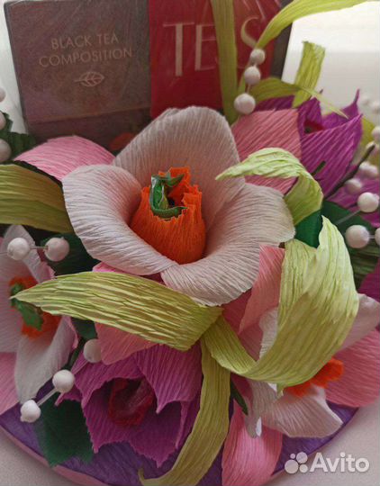 Букет цветов из гофрированной бумаги с конфетами