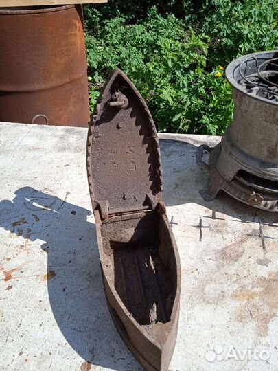 Старинный угольный утюг