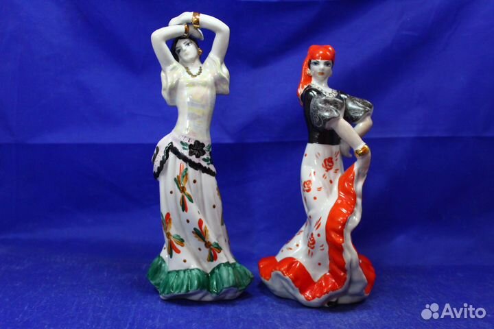 Цыганка в зеленой с цветами и в красной юбке