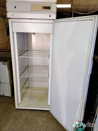 Холодильник 700л