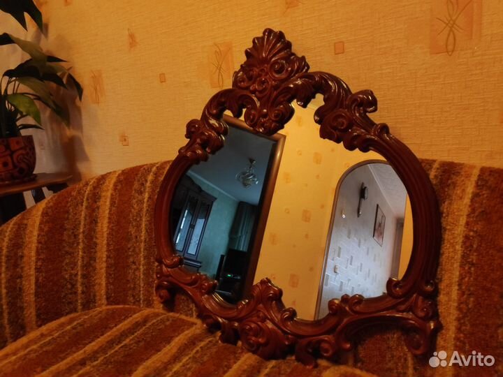 Зеркало в деревянной резной рамке