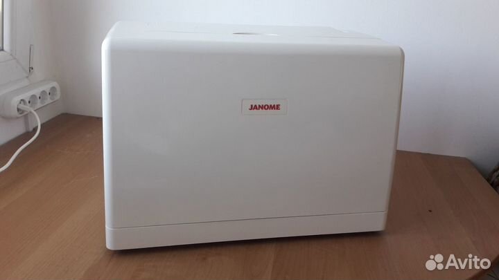 Швейно-вышивальная машина Janome MC 11000