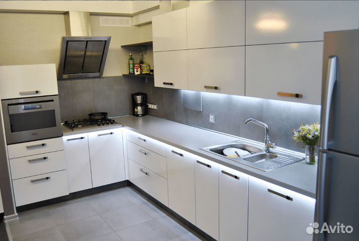 Уютная и современная кухня, удобные шкафы-купе