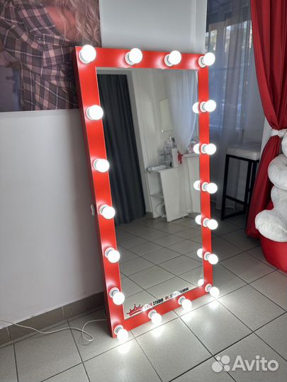 Гримерное зеркало с лампочками