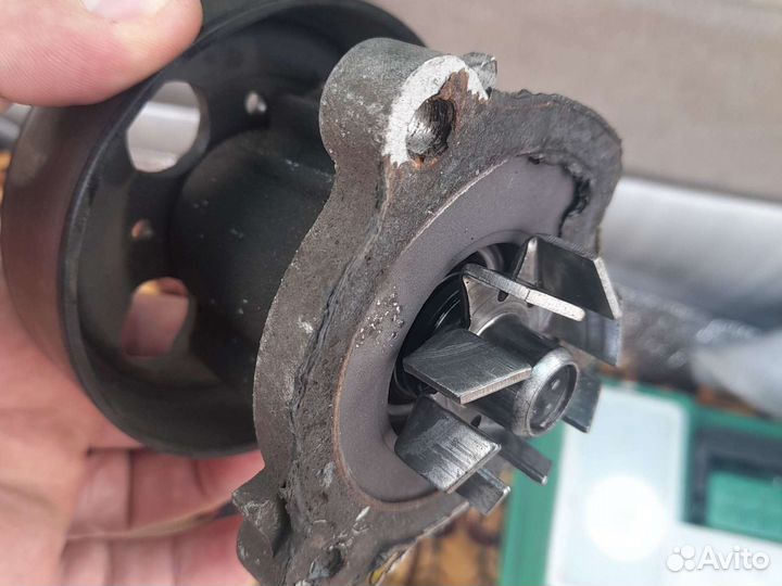 Помпа на двигатель QR20 DE