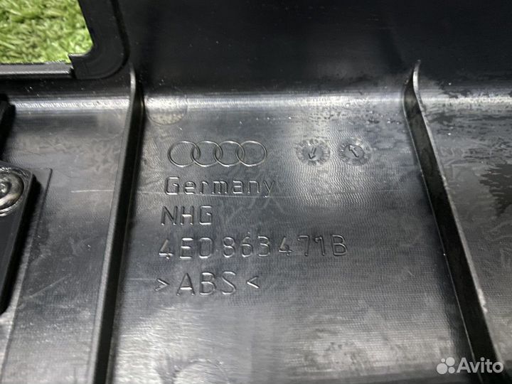 Обшивка багажника Audi A8