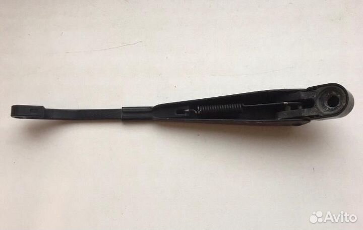 Поводок заднего стекла Land Rover Freelander