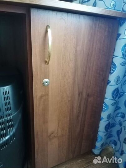 Туалетный столик с зеркалом