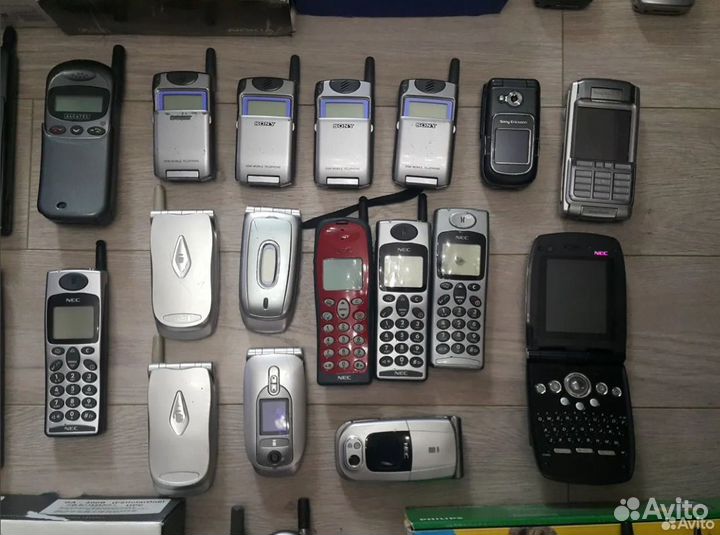 Коллекция раритетных мобильных телефонов