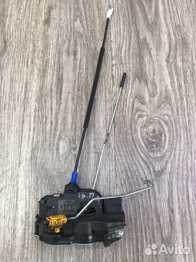 Замок двери передний левый Opel Astra J хетчбэк