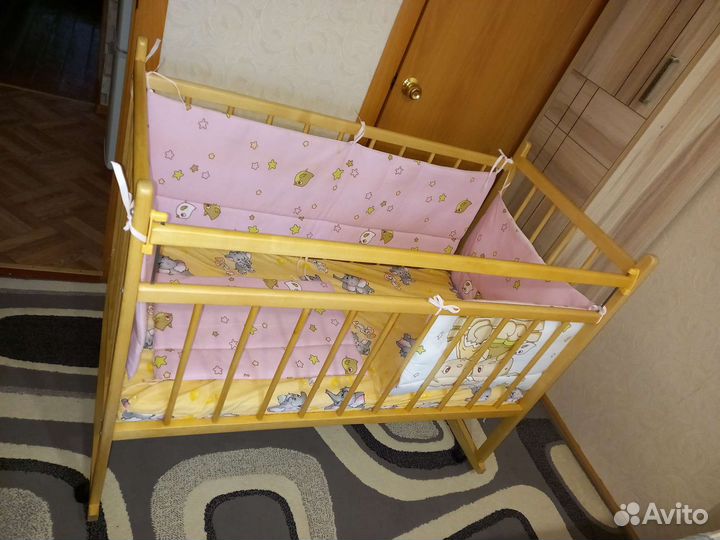 Детская кроватка с маятником