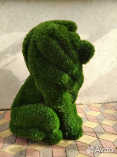 Лев из искуственной травы