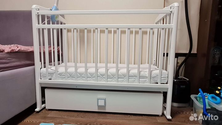 Детская кроватка с маятником и ящиком