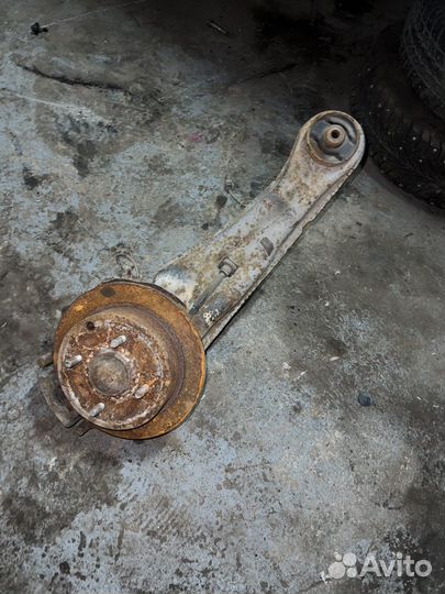 Задний рычаг правый Mitsubsihi Lancer 9