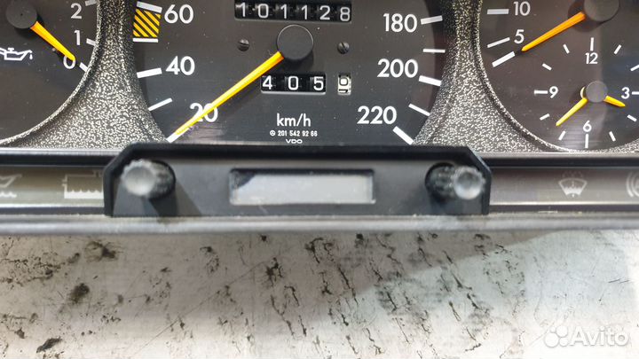 Приборная панель на Mercedes-Benz W201 190E