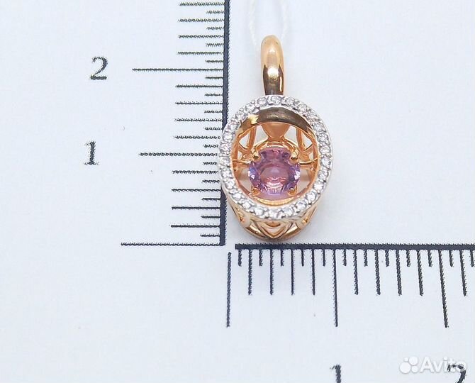 Золотая подвеска с камнем