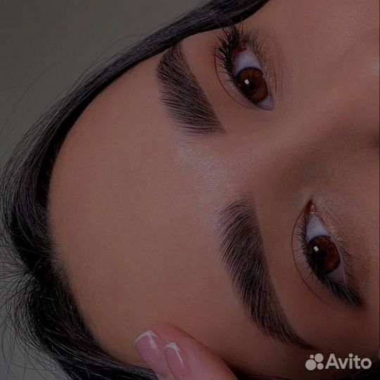 Модель на окрашивание и коррекцию бровей