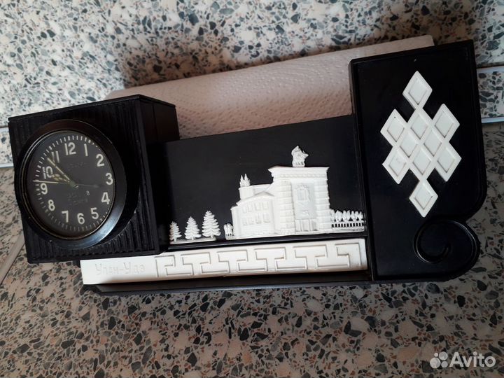 Подставка с часами 