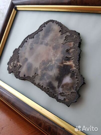 Картина с камнем