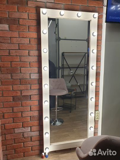 Деревянное зеркало с лампочками