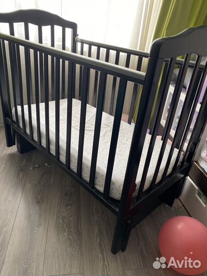 Детская кроватка с маятником и матрасом