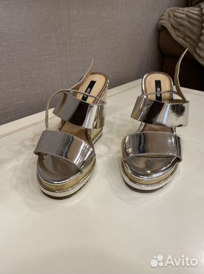 Босоножки на танкетке кожаные 37