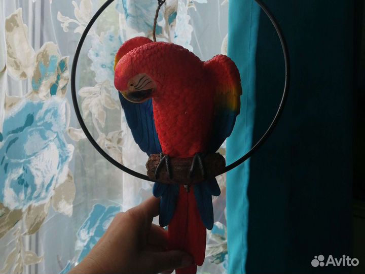 Игрушка попугай на жердочке