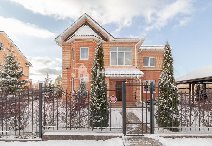 Коттедж 225 м² на участке 15 сот.