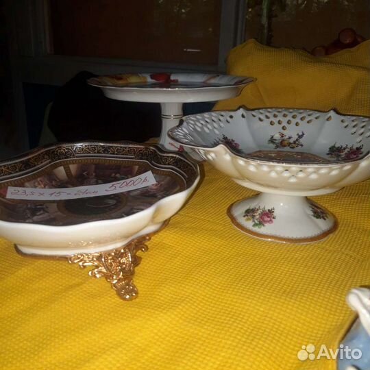Фарфоровые блюда разные и ваза